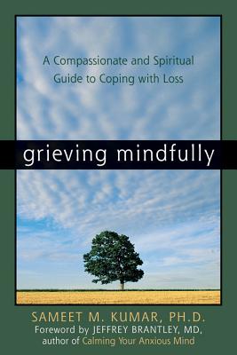 Grieving Mindfully By Sameet M Phd Kumar (Paperback) 9781572244016