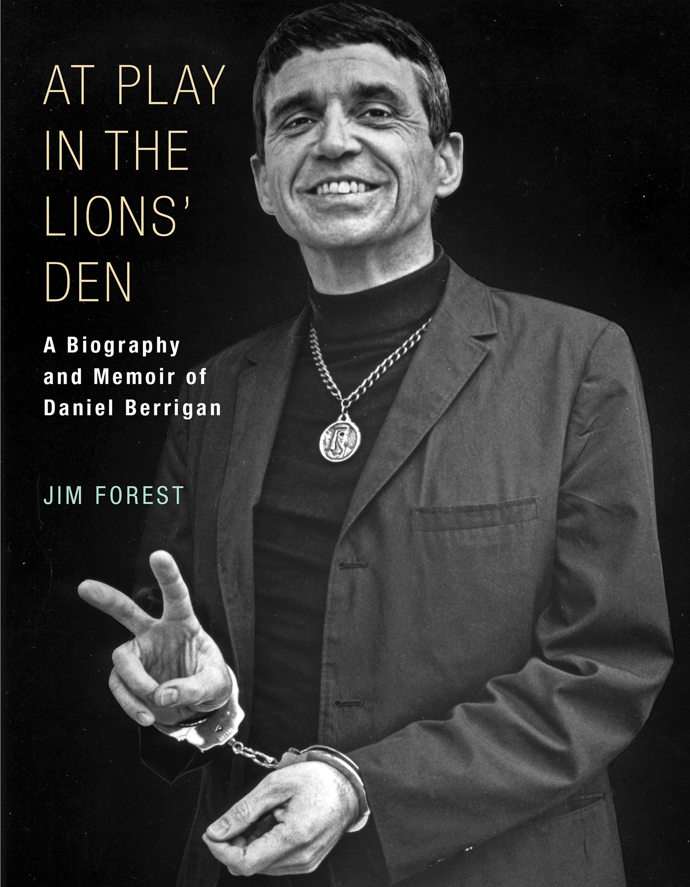 At Play in the Lions' Den By Jim Forest (Paperback) 9781626982482